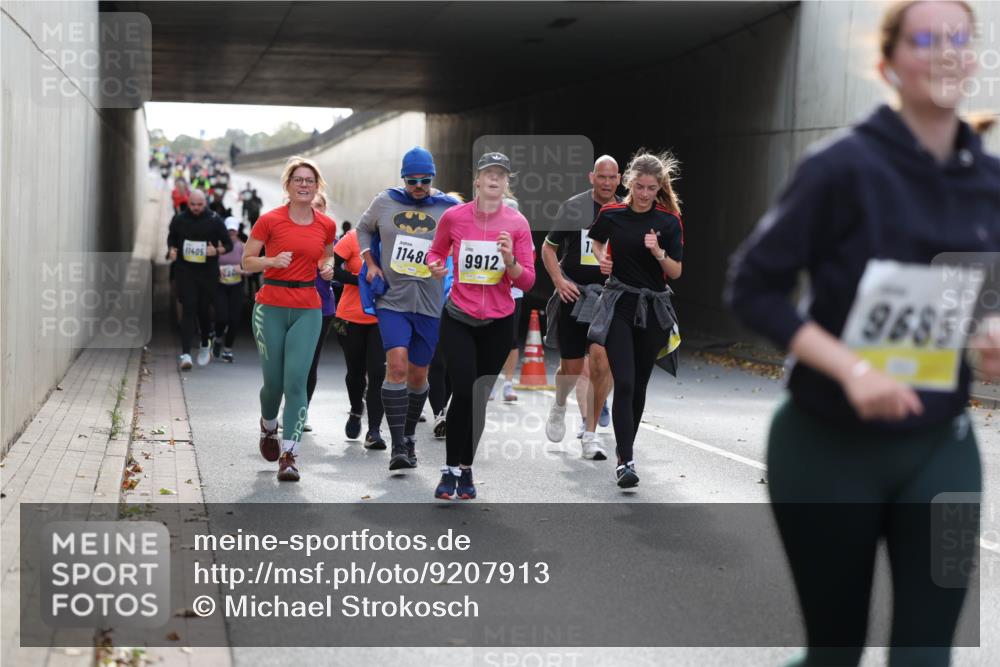 05.10.2025 - 20. swb-Marathon Bremen Michael Strokosch http://msf.ph/oto/9207913 05.10.2025 11:02:41 Laufen 12, 9912, 11405, 11480, 9685 meine-sportfotos.de