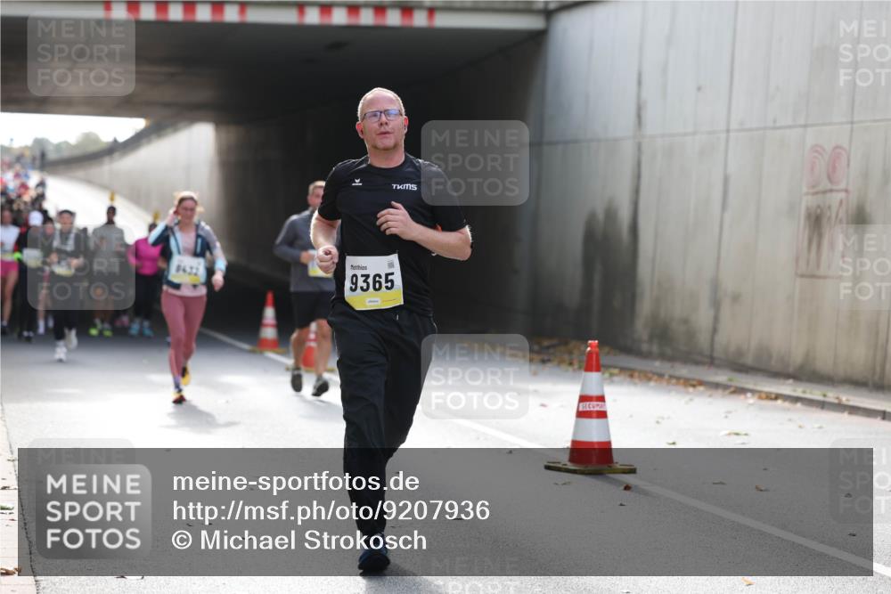 05.10.2025 - 20. swb-Marathon Bremen Michael Strokosch http://msf.ph/oto/9207936 05.10.2025 10:55:55 Laufen 8432, 9365 meine-sportfotos.de