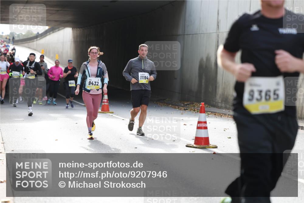 05.10.2025 - 20. swb-Marathon Bremen Michael Strokosch http://msf.ph/oto/9207946 05.10.2025 10:55:56 Laufen 10558, 11454, 9508, 9361, 9432, 11194, 9365 meine-sportfotos.de