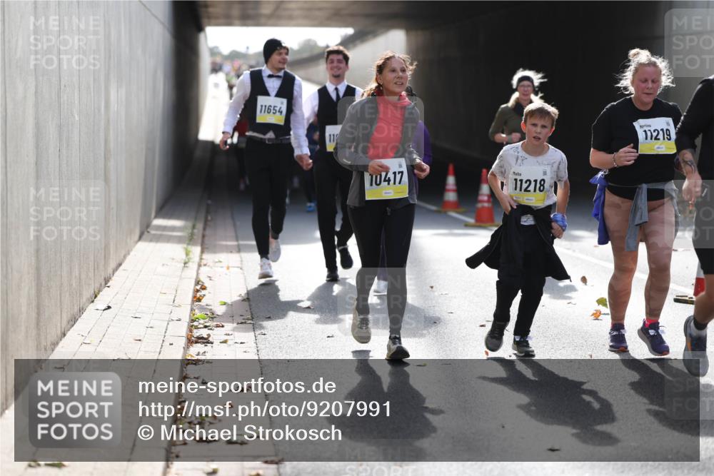 05.10.2025 - 20. swb-Marathon Bremen Michael Strokosch http://msf.ph/oto/9207991 05.10.2025 11:02:59 Laufen 11654, 11, 10417, 11218, 11219 meine-sportfotos.de