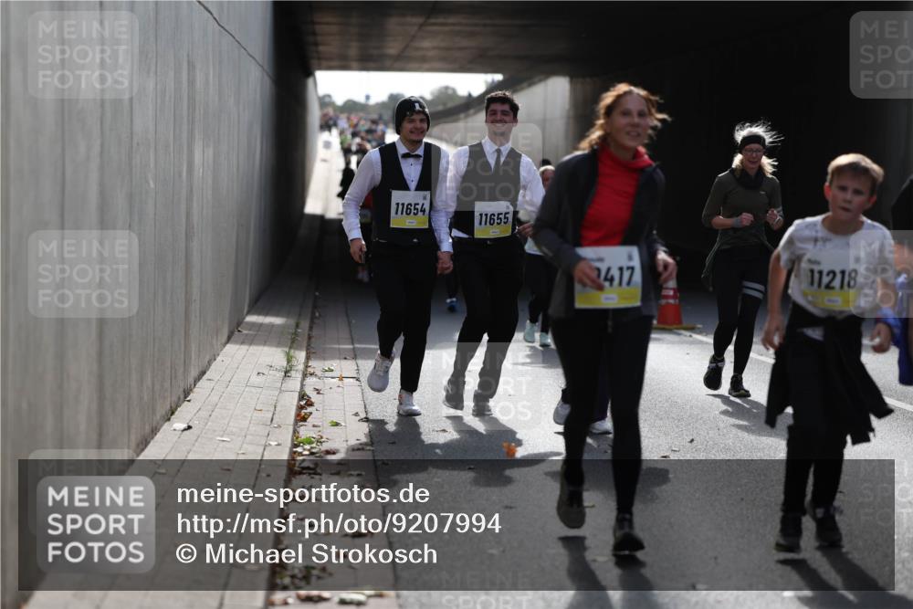 05.10.2025 - 20. swb-Marathon Bremen Michael Strokosch http://msf.ph/oto/9207994 05.10.2025 11:03:00 Laufen 11654, 11655, 417, 11218 meine-sportfotos.de