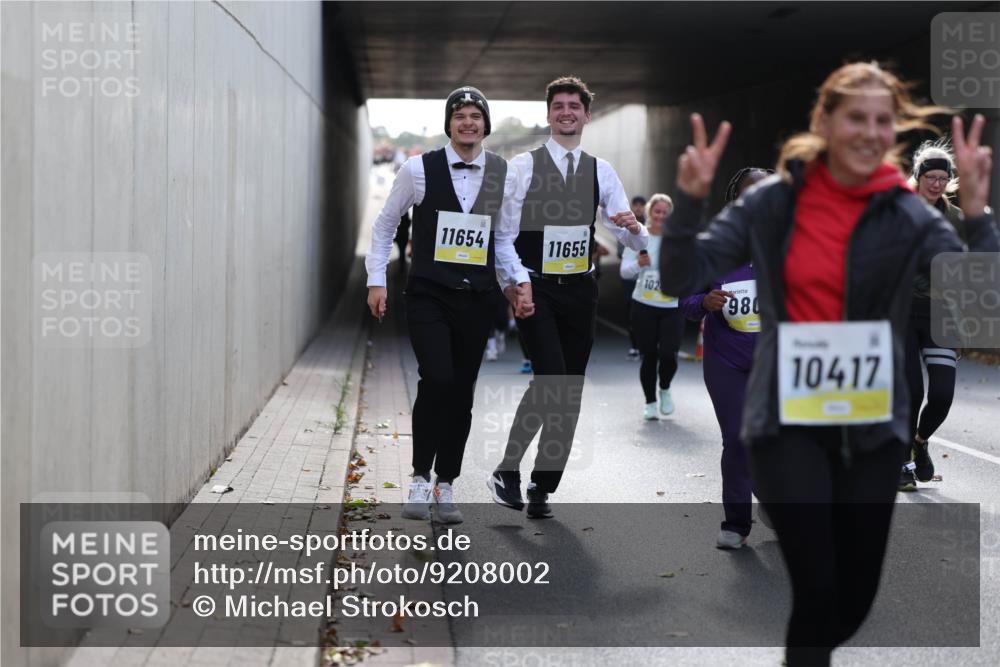 05.10.2025 - 20. swb-Marathon Bremen Michael Strokosch http://msf.ph/oto/9208002 05.10.2025 11:03:01 Laufen 11654, 11655, 102, 980, 10417 meine-sportfotos.de