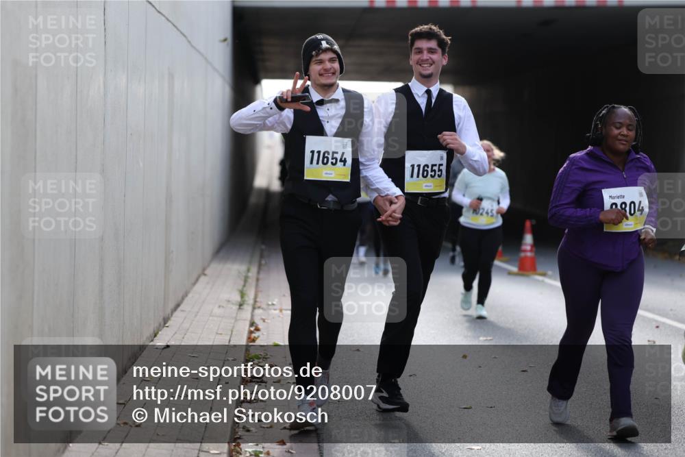 05.10.2025 - 20. swb-Marathon Bremen Michael Strokosch http://msf.ph/oto/9208007 05.10.2025 11:03:02 Laufen 11654, 11655, 804 meine-sportfotos.de