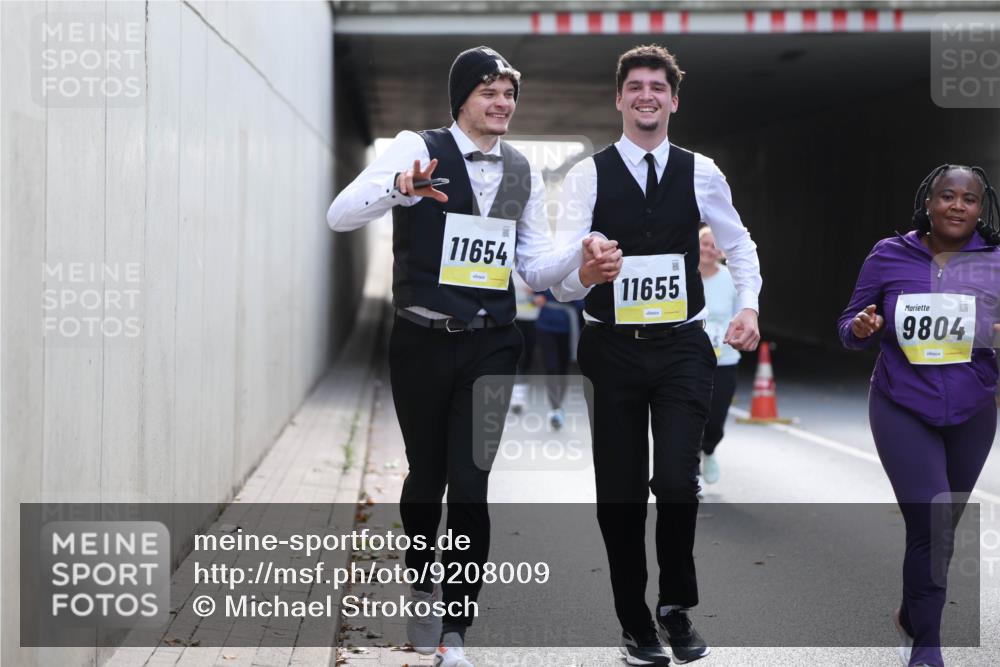 05.10.2025 - 20. swb-Marathon Bremen Michael Strokosch http://msf.ph/oto/9208009 05.10.2025 11:03:03 Laufen 11654, 11655, 9804 meine-sportfotos.de