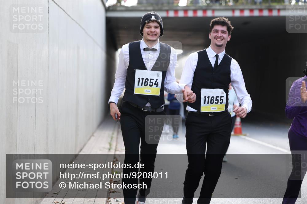 05.10.2025 - 20. swb-Marathon Bremen Michael Strokosch http://msf.ph/oto/9208011 05.10.2025 11:03:03 Laufen 11654, 11655 meine-sportfotos.de