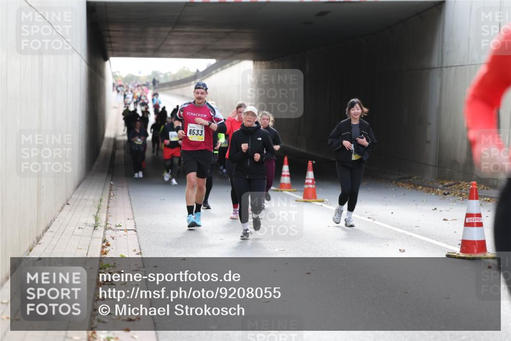 05.10.2025 - 20. swb-Marathon Bremen Michael Strokosch http://msf.ph/oto/9208055 05.10.2025 11:03:14 Laufen 8764, 8533 meine-sportfotos.de