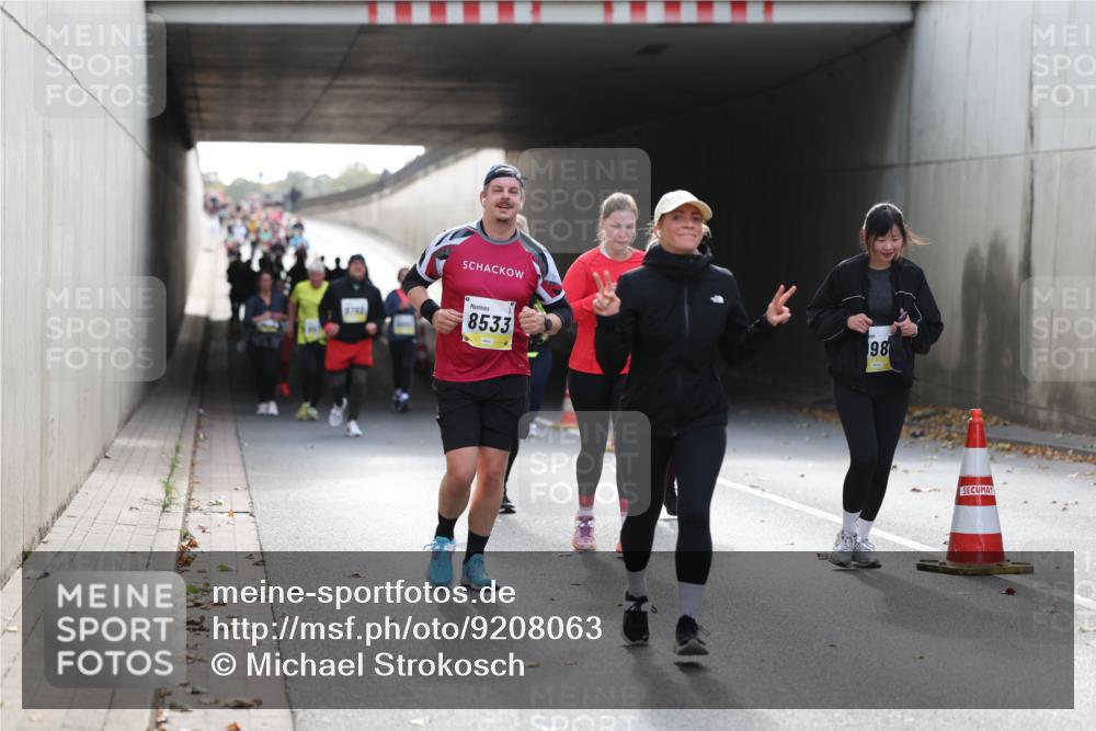 05.10.2025 - 20. swb-Marathon Bremen Michael Strokosch http://msf.ph/oto/9208063 05.10.2025 11:03:16 Laufen 8766, 8533, 98 meine-sportfotos.de