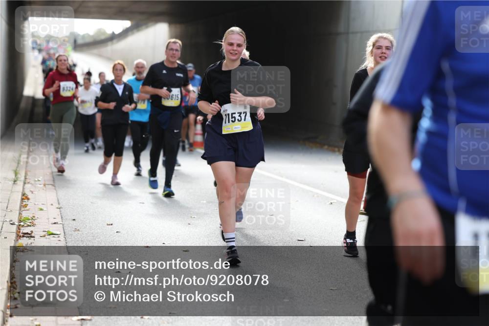 05.10.2025 - 20. swb-Marathon Bremen Michael Strokosch http://msf.ph/oto/9208078 05.10.2025 10:56:25 Laufen 9324, 615, 11537 meine-sportfotos.de