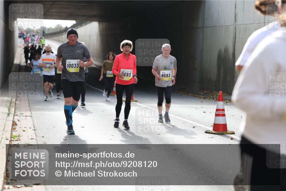 05.10.2025 - 20. swb-Marathon Bremen Michael Strokosch http://msf.ph/oto/9208120 05.10.2025 10:56:34 Laufen 599, 10033, 9461, 893, 9593 meine-sportfotos.de