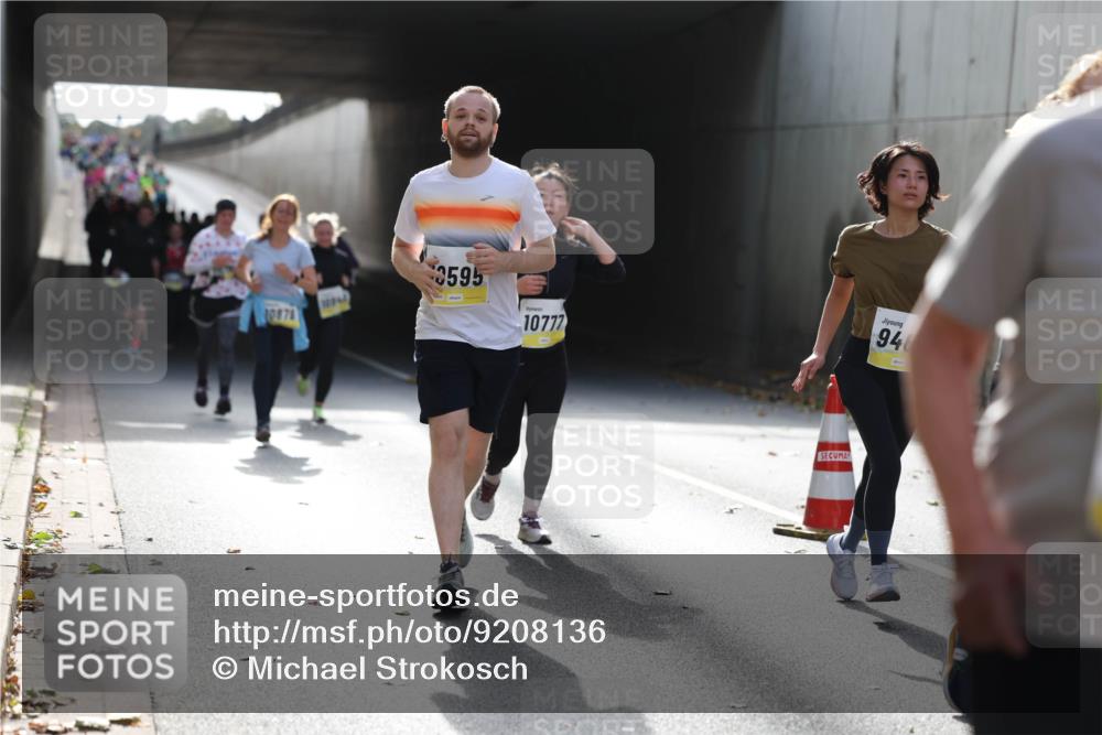 05.10.2025 - 20. swb-Marathon Bremen Michael Strokosch http://msf.ph/oto/9208136 05.10.2025 10:56:39 Laufen 0876, 3595, 10777, 946 meine-sportfotos.de
