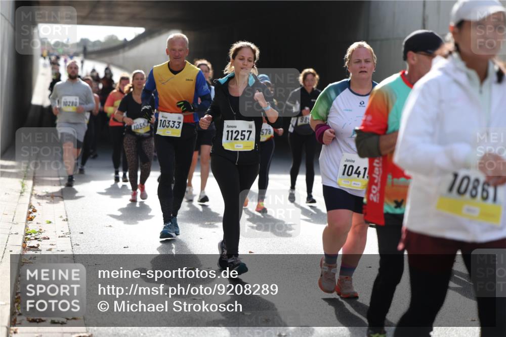 05.10.2025 - 20. swb-Marathon Bremen Michael Strokosch http://msf.ph/oto/9208289 05.10.2025 11:04:02 Laufen 10280, 1055, 10333, 11257, 578, 1041, 29, 10861 meine-sportfotos.de