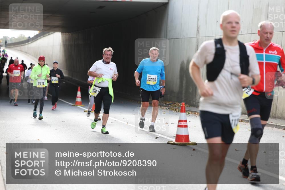 05.10.2025 - 20. swb-Marathon Bremen Michael Strokosch http://msf.ph/oto/9208390 05.10.2025 10:57:38 Laufen 9532, 9448, 105, 9812, 11183, 10098 meine-sportfotos.de