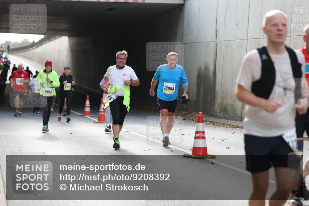 05.10.2025 - 20. swb-Marathon Bremen Michael Strokosch http://msf.ph/oto/9208392 05.10.2025 10:57:38 Laufen 953, 9448, 9812, 11187, 10098 meine-sportfotos.de