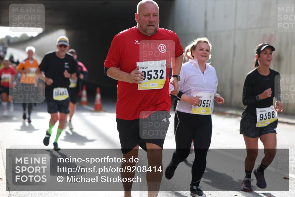 05.10.2025 - 20. swb-Marathon Bremen Michael Strokosch http://msf.ph/oto/9208414 05.10.2025 10:57:47 Laufen 9532, 16483, 02274, 551, 9398 meine-sportfotos.de