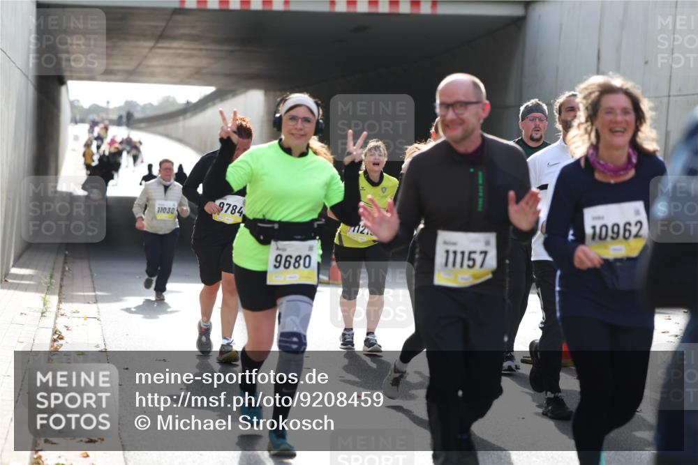 05.10.2025 - 20. swb-Marathon Bremen Michael Strokosch http://msf.ph/oto/9208459 05.10.2025 11:04:34 Laufen 11030, 9784, 10962, 9680, 11157 meine-sportfotos.de