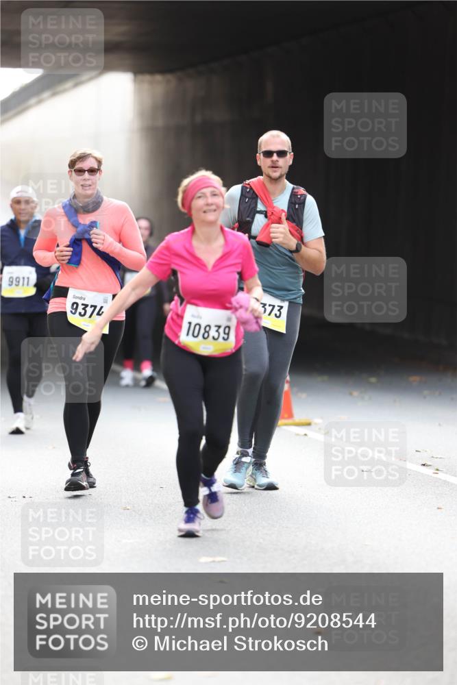 05.10.2025 - 20. swb-Marathon Bremen Michael Strokosch http://msf.ph/oto/9208544 05.10.2025 11:05:09 Laufen 9911, 9374, 10839, 373 meine-sportfotos.de