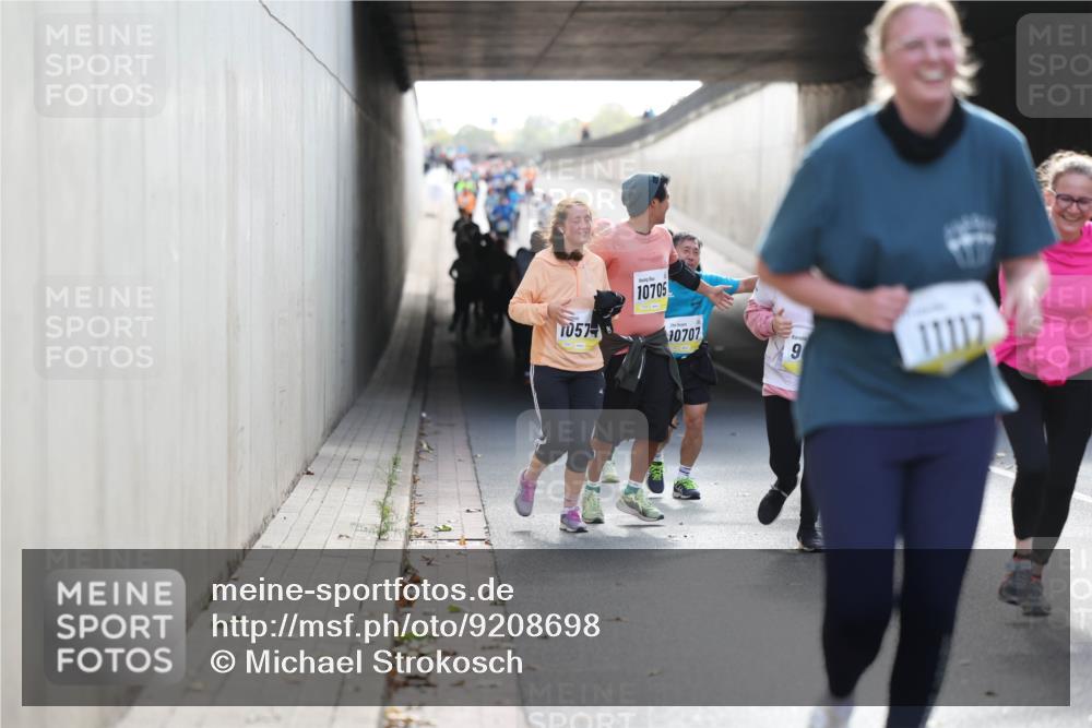 05.10.2025 - 20. swb-Marathon Bremen Michael Strokosch http://msf.ph/oto/9208698 05.10.2025 11:06:29 Laufen 0574, 10705, 10707, 9 meine-sportfotos.de