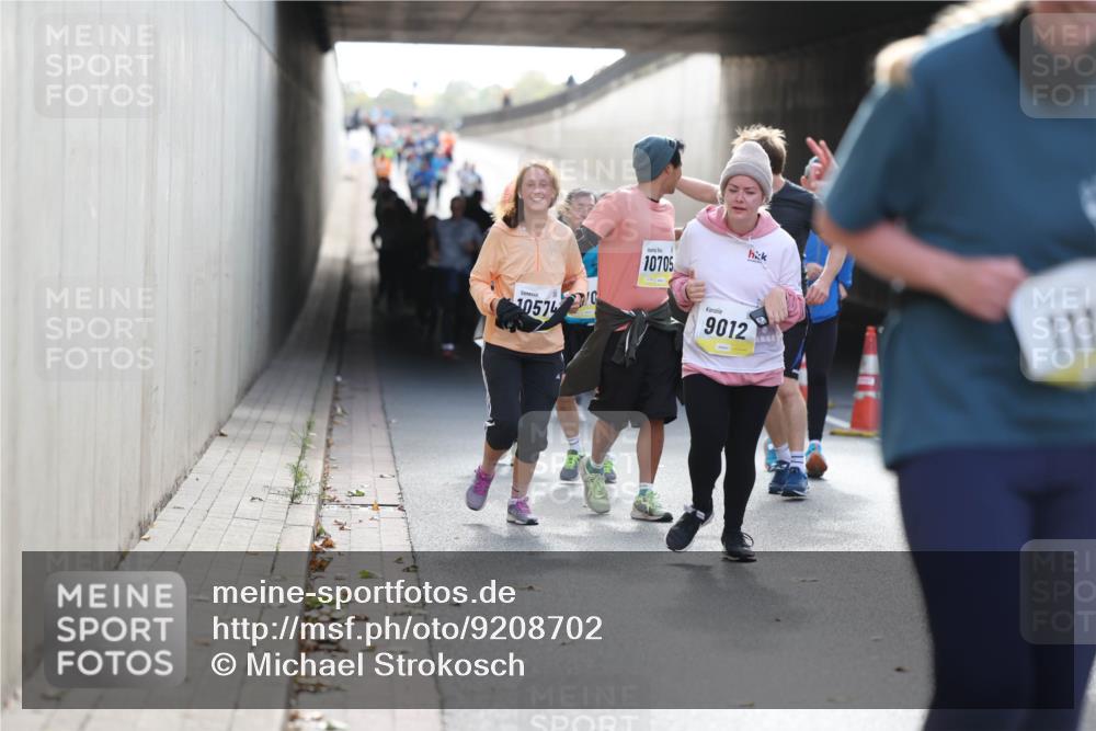 05.10.2025 - 20. swb-Marathon Bremen Michael Strokosch http://msf.ph/oto/9208702 05.10.2025 11:06:30 Laufen 10574, 10705, 9012, 111 meine-sportfotos.de