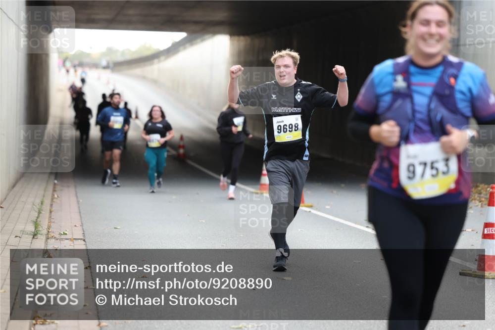 05.10.2025 - 20. swb-Marathon Bremen Michael Strokosch http://msf.ph/oto/9208890 05.10.2025 11:09:53 Laufen 9698, 9753 meine-sportfotos.de