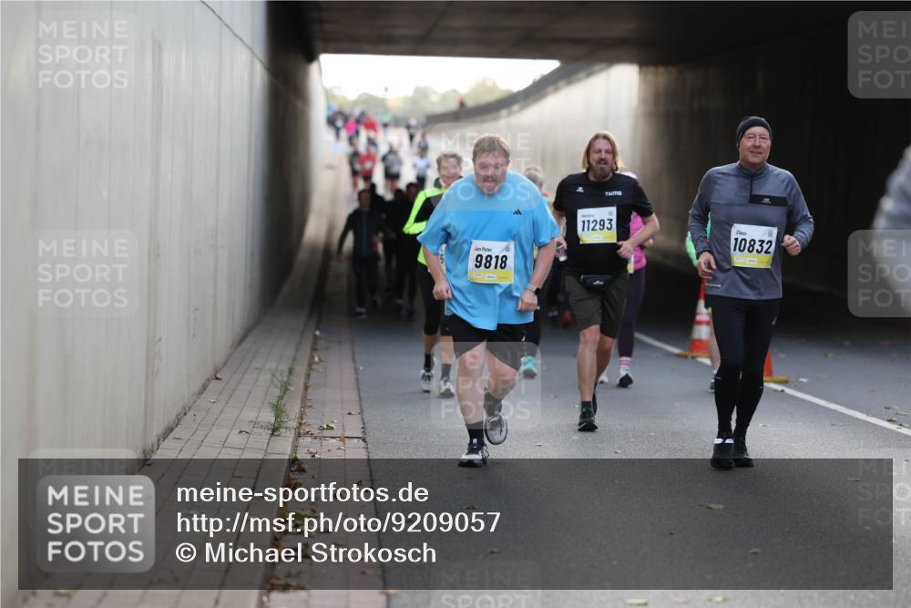 05.10.2025 - 20. swb-Marathon Bremen Michael Strokosch http://msf.ph/oto/9209057 05.10.2025 11:07:47 Laufen 9818, 11293, 10832 meine-sportfotos.de