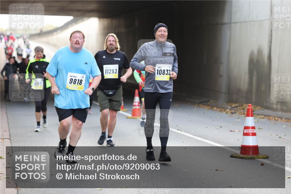 05.10.2025 - 20. swb-Marathon Bremen Michael Strokosch http://msf.ph/oto/9209063 05.10.2025 11:07:48 Laufen 956, 7, 9818, 11293, 10832, 02171 meine-sportfotos.de