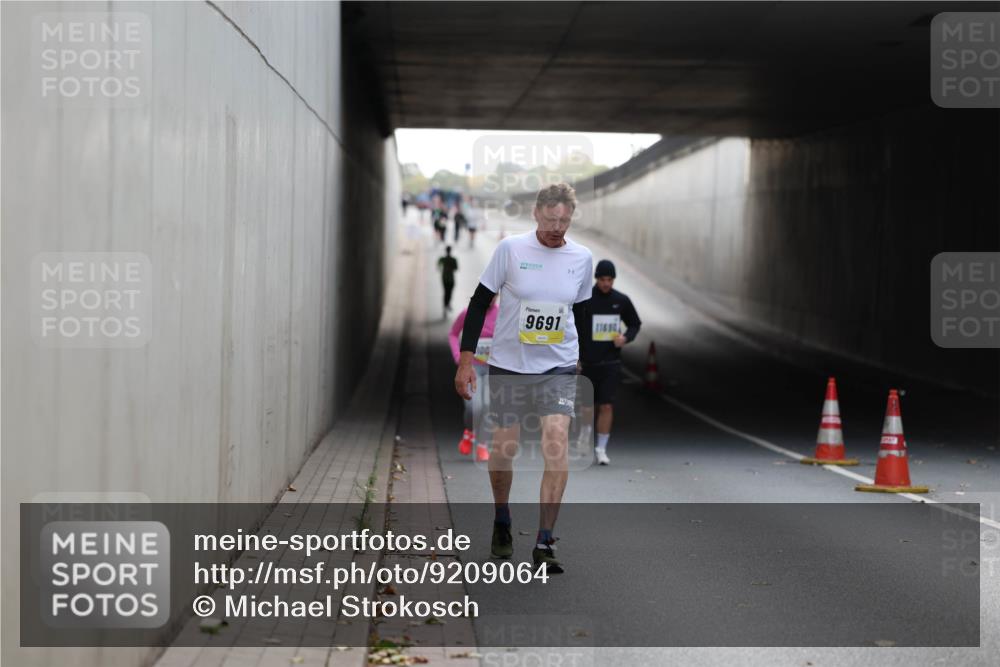 05.10.2025 - 20. swb-Marathon Bremen Michael Strokosch http://msf.ph/oto/9209064 05.10.2025 11:11:02 Laufen 9691, 11694 meine-sportfotos.de