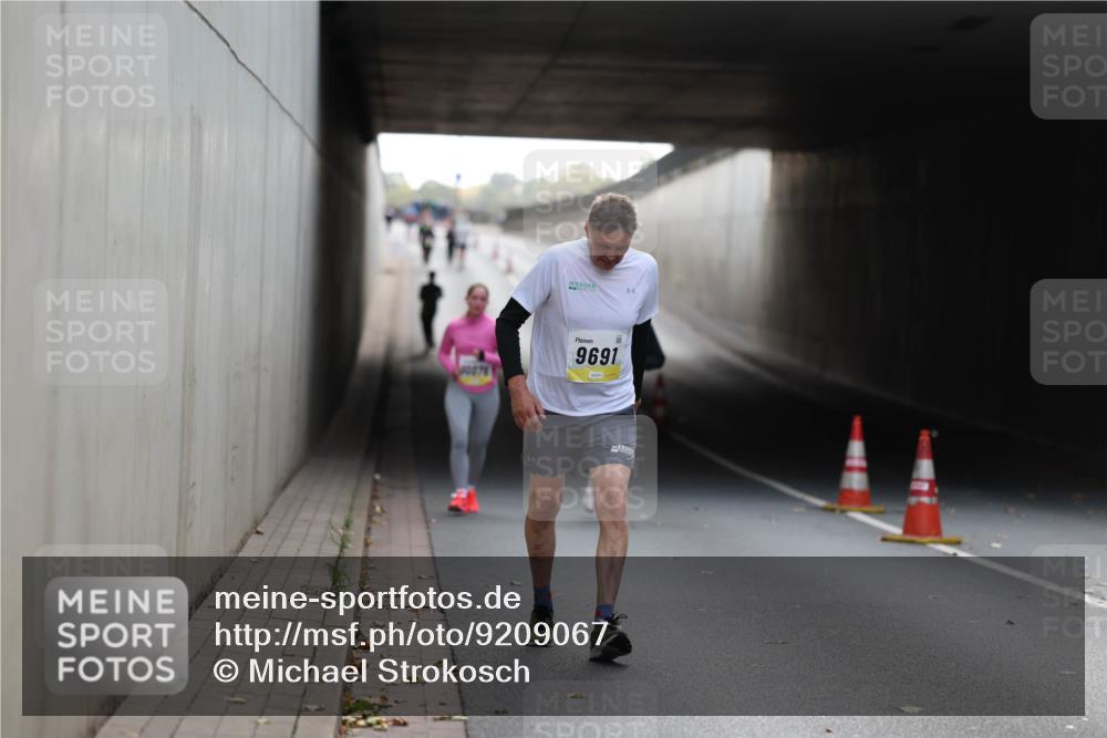 05.10.2025 - 20. swb-Marathon Bremen Michael Strokosch http://msf.ph/oto/9209067 05.10.2025 11:11:03 Laufen 9691 meine-sportfotos.de