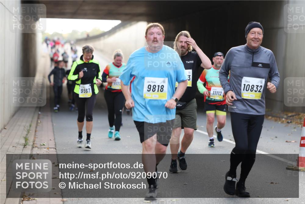 05.10.2025 - 20. swb-Marathon Bremen Michael Strokosch http://msf.ph/oto/9209070 05.10.2025 11:07:49 Laufen 9567, 9818, 3, 10832 meine-sportfotos.de