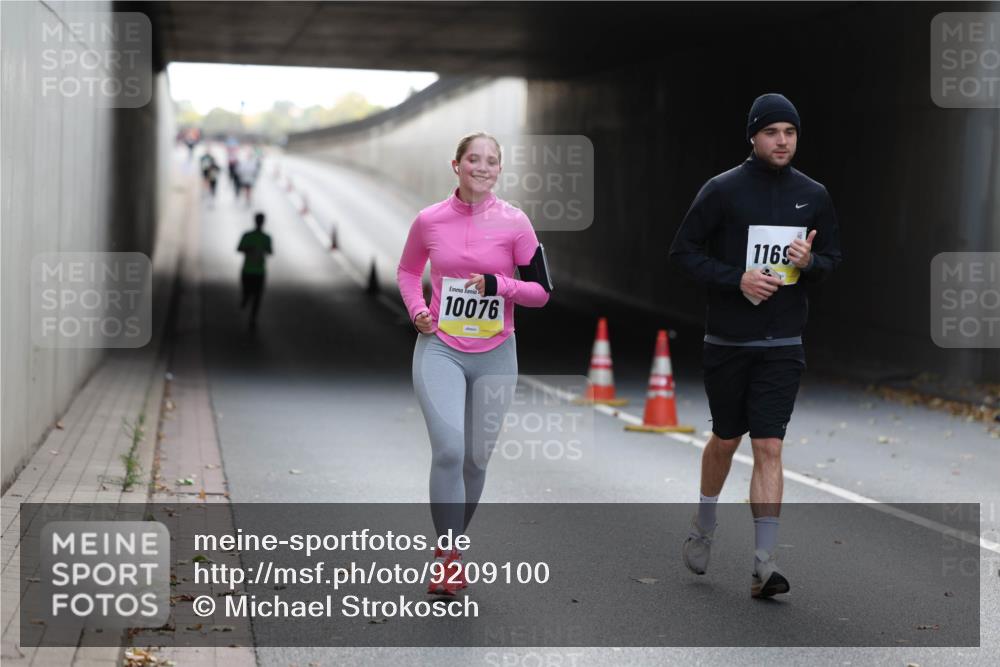 05.10.2025 - 20. swb-Marathon Bremen Michael Strokosch http://msf.ph/oto/9209100 05.10.2025 11:11:10 Laufen 10076, 1169 meine-sportfotos.de