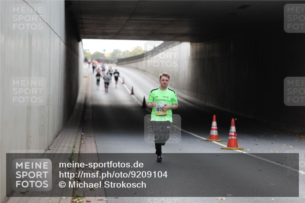 05.10.2025 - 20. swb-Marathon Bremen Michael Strokosch http://msf.ph/oto/9209104 05.10.2025 11:11:19 Laufen 1073 meine-sportfotos.de