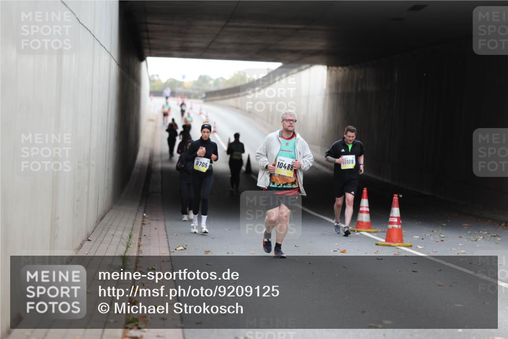 05.10.2025 - 20. swb-Marathon Bremen Michael Strokosch http://msf.ph/oto/9209125 05.10.2025 11:11:46 Laufen 9705, 10488, 109 meine-sportfotos.de