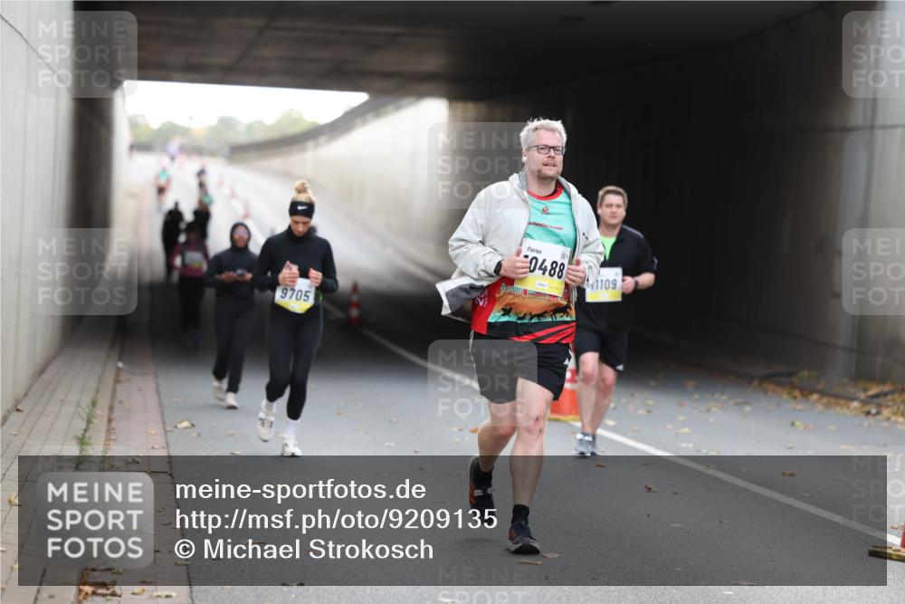05.10.2025 - 20. swb-Marathon Bremen Michael Strokosch http://msf.ph/oto/9209135 05.10.2025 11:11:49 Laufen 9705, 0488, 1109 meine-sportfotos.de