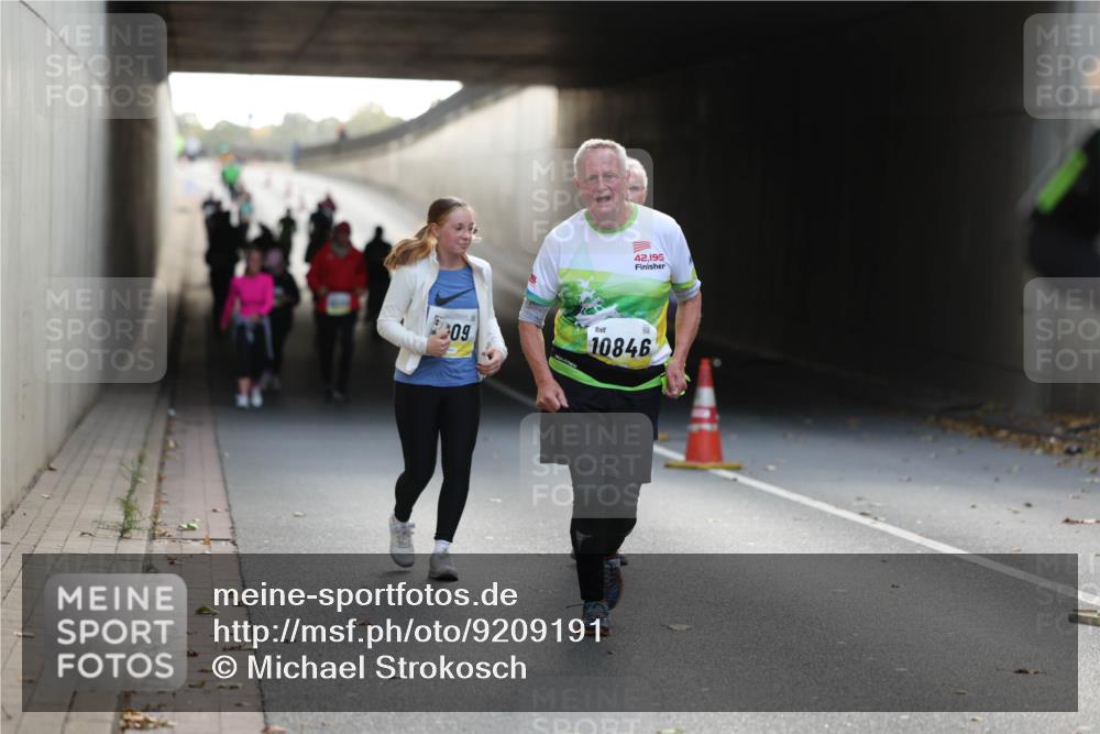 05.10.2025 - 20. swb-Marathon Bremen Michael Strokosch http://msf.ph/oto/9209191 05.10.2025 11:08:30 Laufen 09, 42, 195, 10846 meine-sportfotos.de
