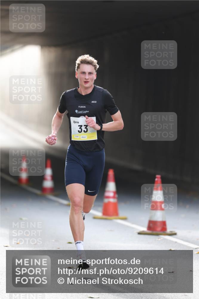 05.10.2025 - 20. swb-Marathon Bremen Michael Strokosch http://msf.ph/oto/9209614 05.10.2025 10:25:20 Laufen 33, 01991 meine-sportfotos.de