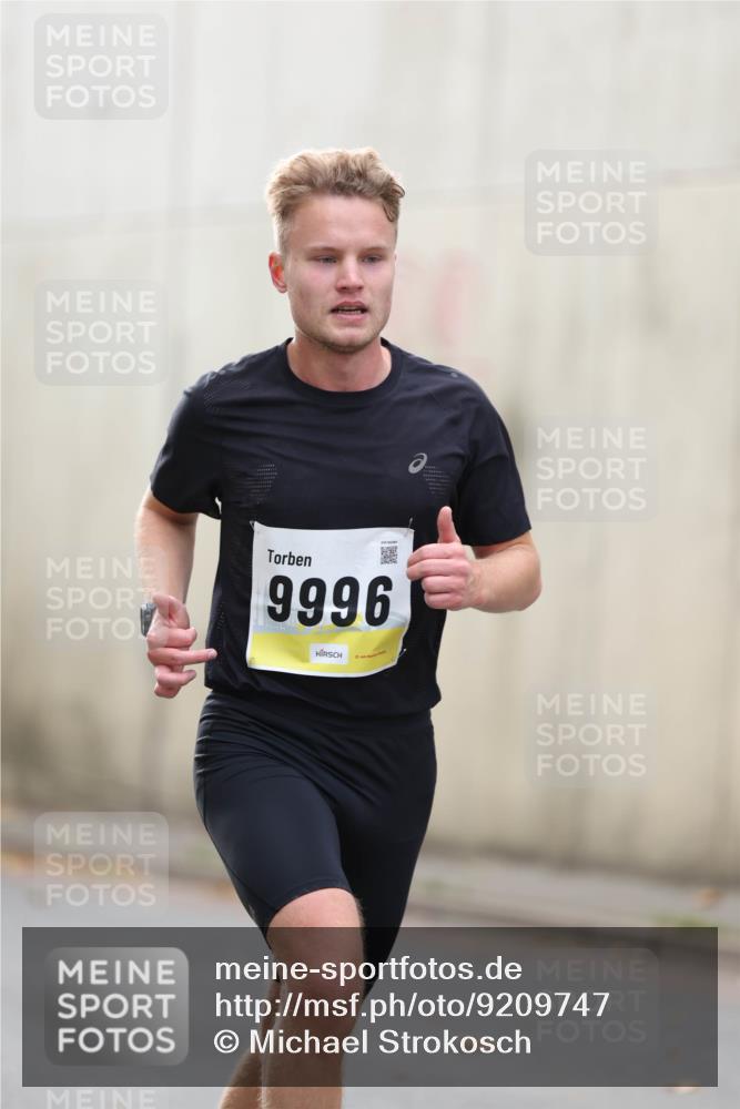 05.10.2025 - 20. swb-Marathon Bremen Michael Strokosch http://msf.ph/oto/9209747 05.10.2025 10:29:17 Laufen 9996 meine-sportfotos.de