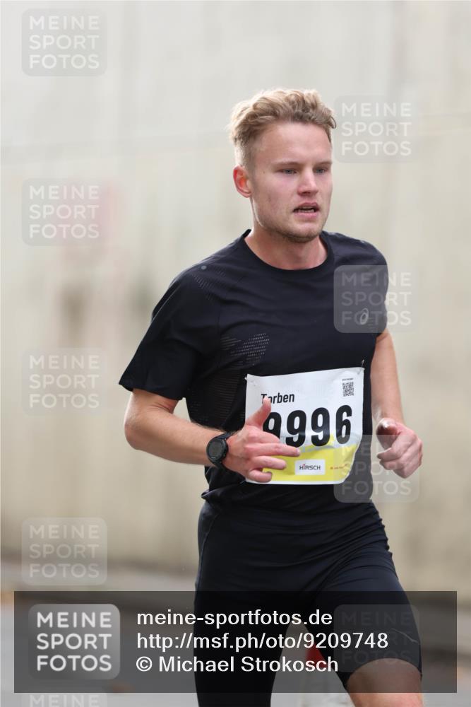 05.10.2025 - 20. swb-Marathon Bremen Michael Strokosch http://msf.ph/oto/9209748 05.10.2025 10:29:18 Laufen 9996 meine-sportfotos.de