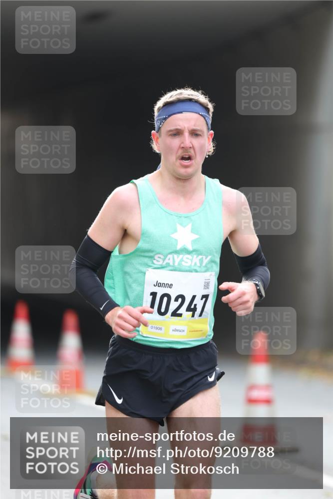 05.10.2025 - 20. swb-Marathon Bremen Michael Strokosch http://msf.ph/oto/9209788 05.10.2025 10:29:57 Laufen 10247, 01906 meine-sportfotos.de