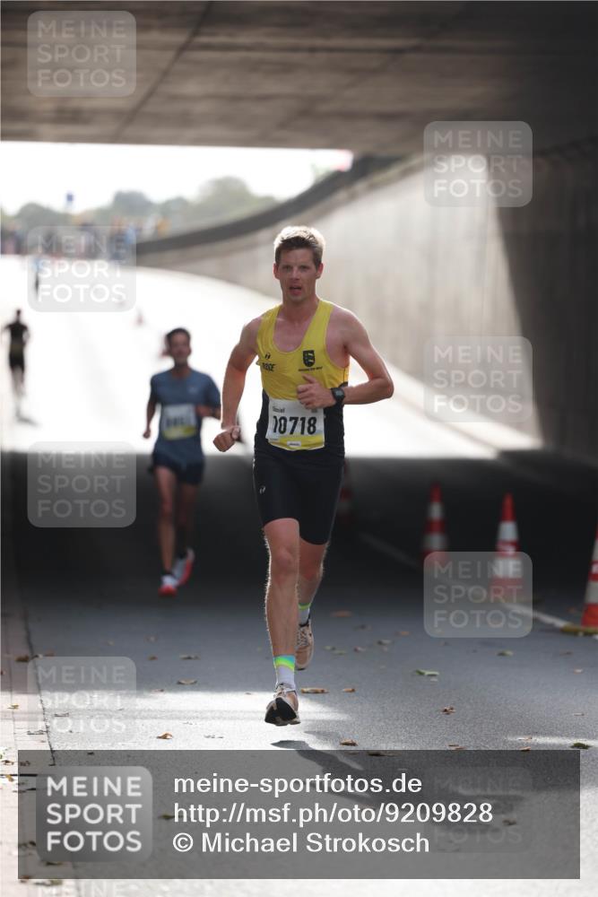 05.10.2025 - 20. swb-Marathon Bremen Michael Strokosch http://msf.ph/oto/9209828 05.10.2025 10:30:43 Laufen 18718 meine-sportfotos.de