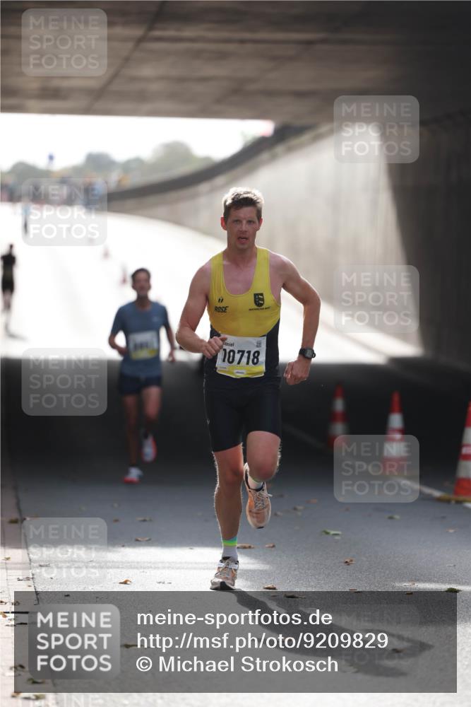 05.10.2025 - 20. swb-Marathon Bremen Michael Strokosch http://msf.ph/oto/9209829 05.10.2025 10:30:43 Laufen 10718 meine-sportfotos.de