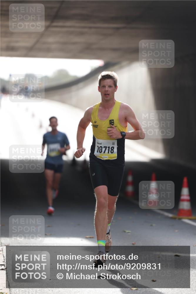 05.10.2025 - 20. swb-Marathon Bremen Michael Strokosch http://msf.ph/oto/9209831 05.10.2025 10:30:44 Laufen 18718 meine-sportfotos.de