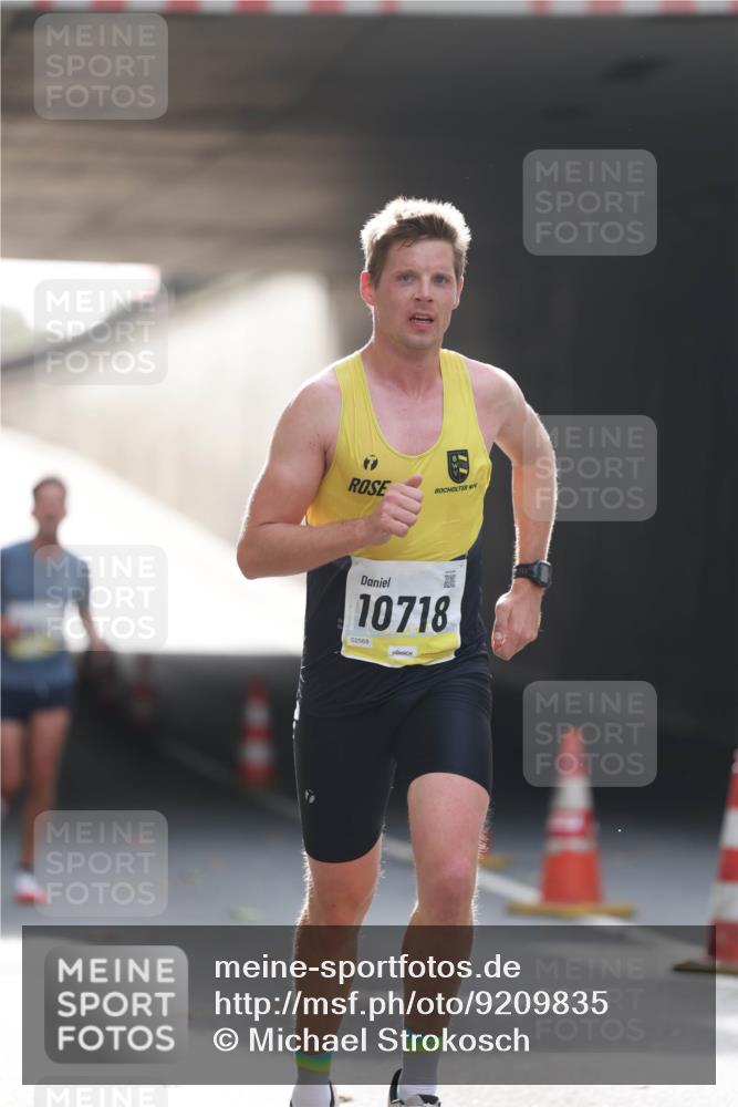 05.10.2025 - 20. swb-Marathon Bremen Michael Strokosch http://msf.ph/oto/9209835 05.10.2025 10:30:45 Laufen 10718, 02568 meine-sportfotos.de