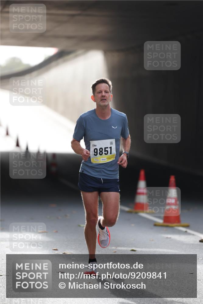 05.10.2025 - 20. swb-Marathon Bremen Michael Strokosch http://msf.ph/oto/9209841 05.10.2025 10:30:47 Laufen 9851 meine-sportfotos.de