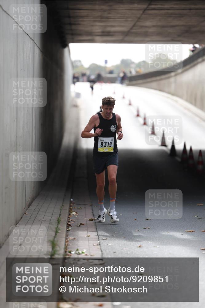05.10.2025 - 20. swb-Marathon Bremen Michael Strokosch http://msf.ph/oto/9209851 05.10.2025 10:30:55 Laufen 9319 meine-sportfotos.de
