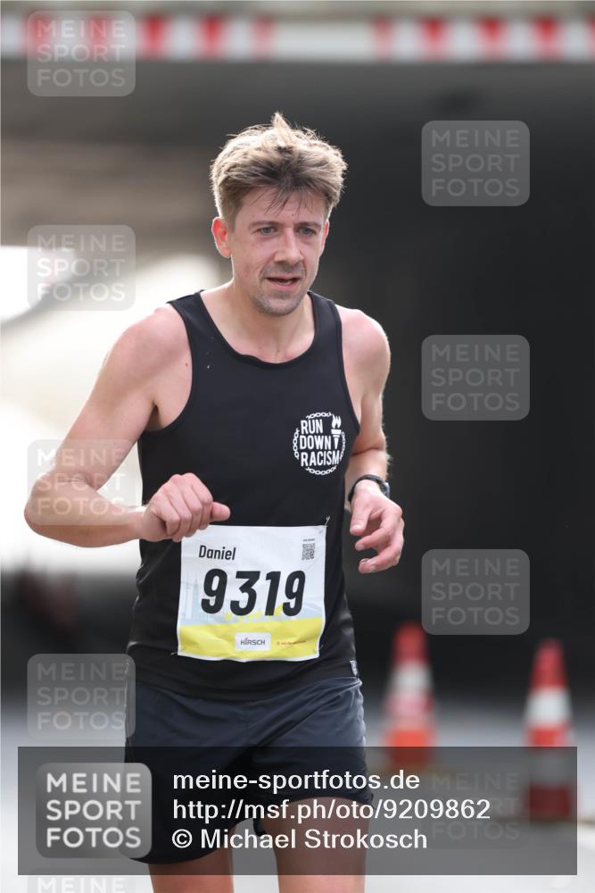 05.10.2025 - 20. swb-Marathon Bremen Michael Strokosch http://msf.ph/oto/9209862 05.10.2025 10:30:59 Laufen 9319 meine-sportfotos.de