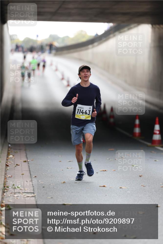 05.10.2025 - 20. swb-Marathon Bremen Michael Strokosch http://msf.ph/oto/9209897 05.10.2025 10:31:27 Laufen 11443 meine-sportfotos.de