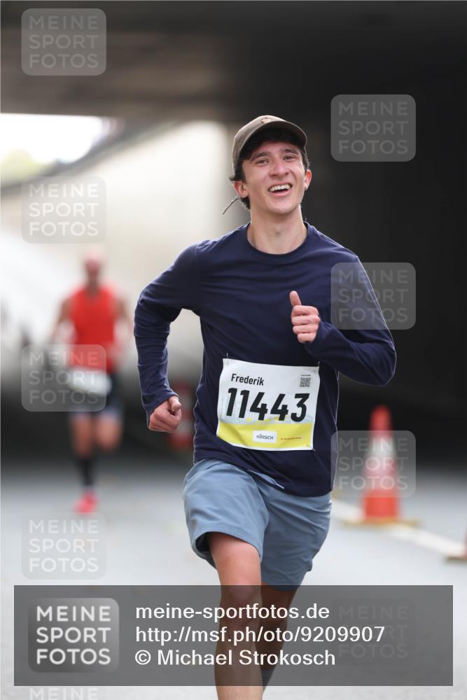 05.10.2025 - 20. swb-Marathon Bremen Michael Strokosch http://msf.ph/oto/9209907 05.10.2025 10:31:30 Laufen 11443 meine-sportfotos.de