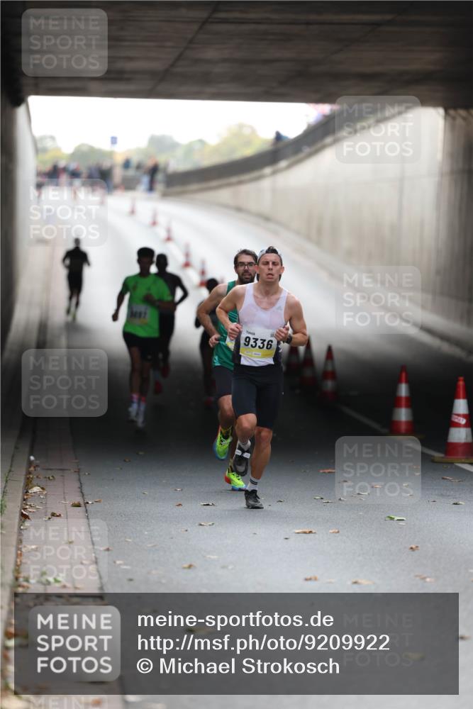 05.10.2025 - 20. swb-Marathon Bremen Michael Strokosch http://msf.ph/oto/9209922 05.10.2025 10:31:42 Laufen 9336 meine-sportfotos.de