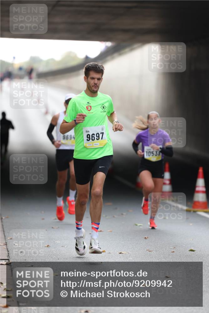 05.10.2025 - 20. swb-Marathon Bremen Michael Strokosch http://msf.ph/oto/9209942 05.10.2025 10:31:48 Laufen 9694, 9697, 02061, 1053 meine-sportfotos.de