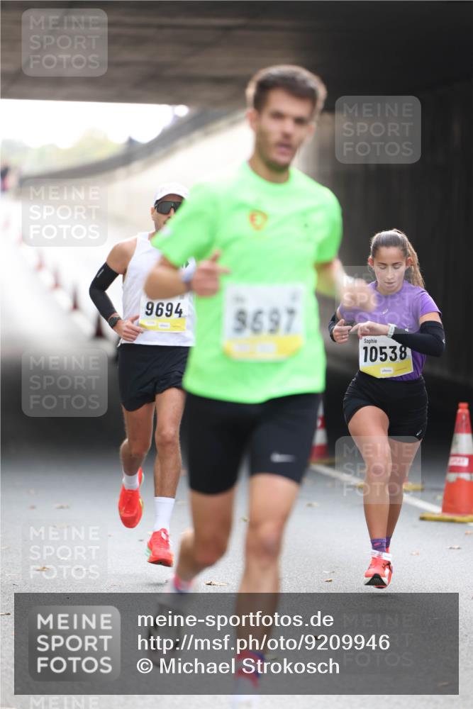 05.10.2025 - 20. swb-Marathon Bremen Michael Strokosch http://msf.ph/oto/9209946 05.10.2025 10:31:49 Laufen 9694, 9697, 10538 meine-sportfotos.de