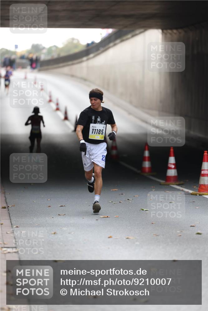 05.10.2025 - 20. swb-Marathon Bremen Michael Strokosch http://msf.ph/oto/9210007 05.10.2025 10:32:25 Laufen 11185, 2 meine-sportfotos.de